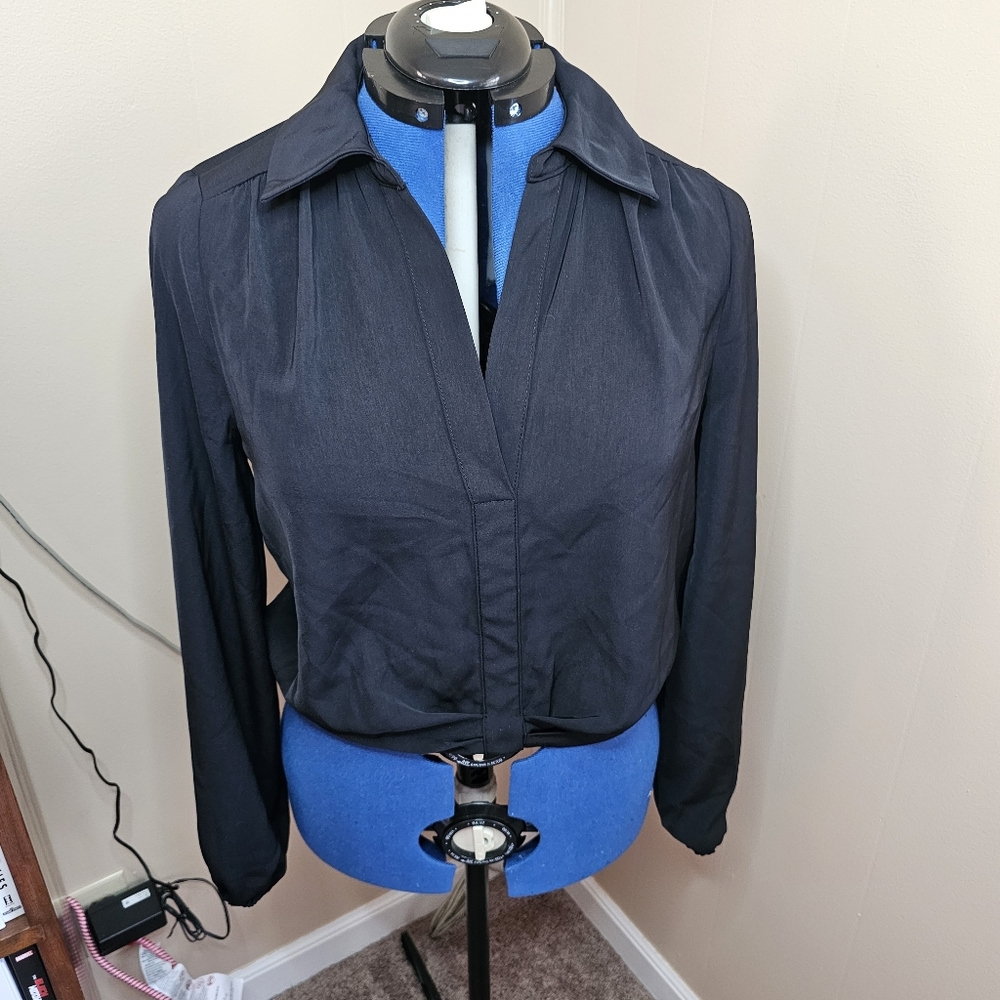 Intempo Medium Black Collared Crop Top